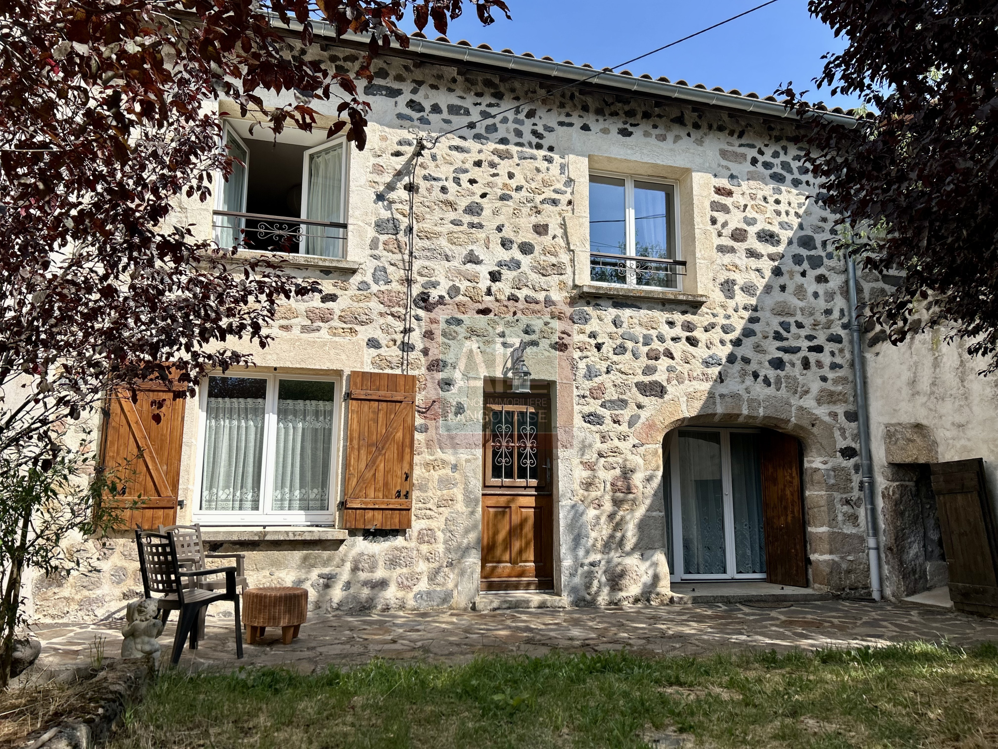 Maison en pierres de 250 m2 entièrement rénovée