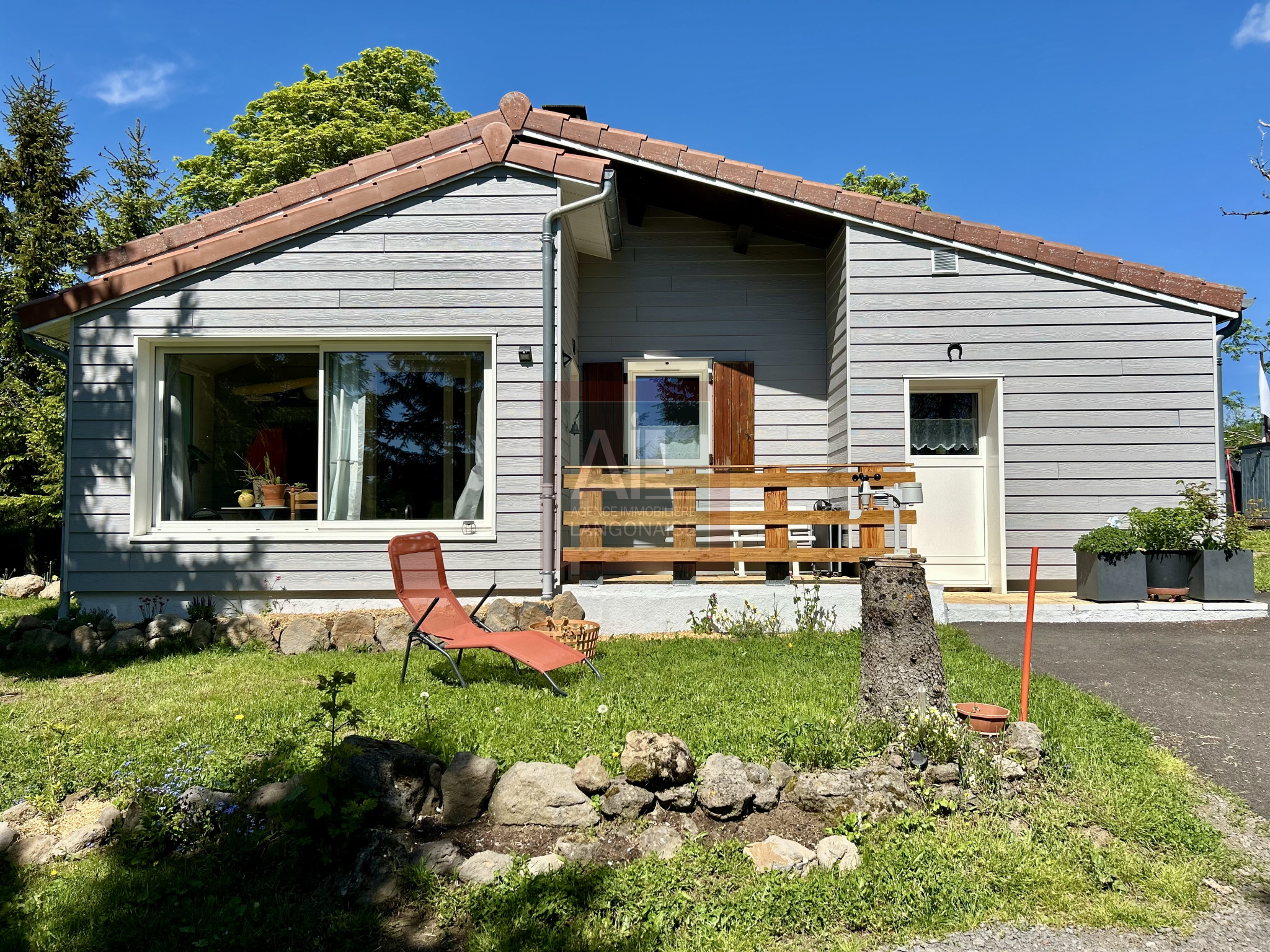 Maison de plain-pied sur terrain arboré de 2 200 m2