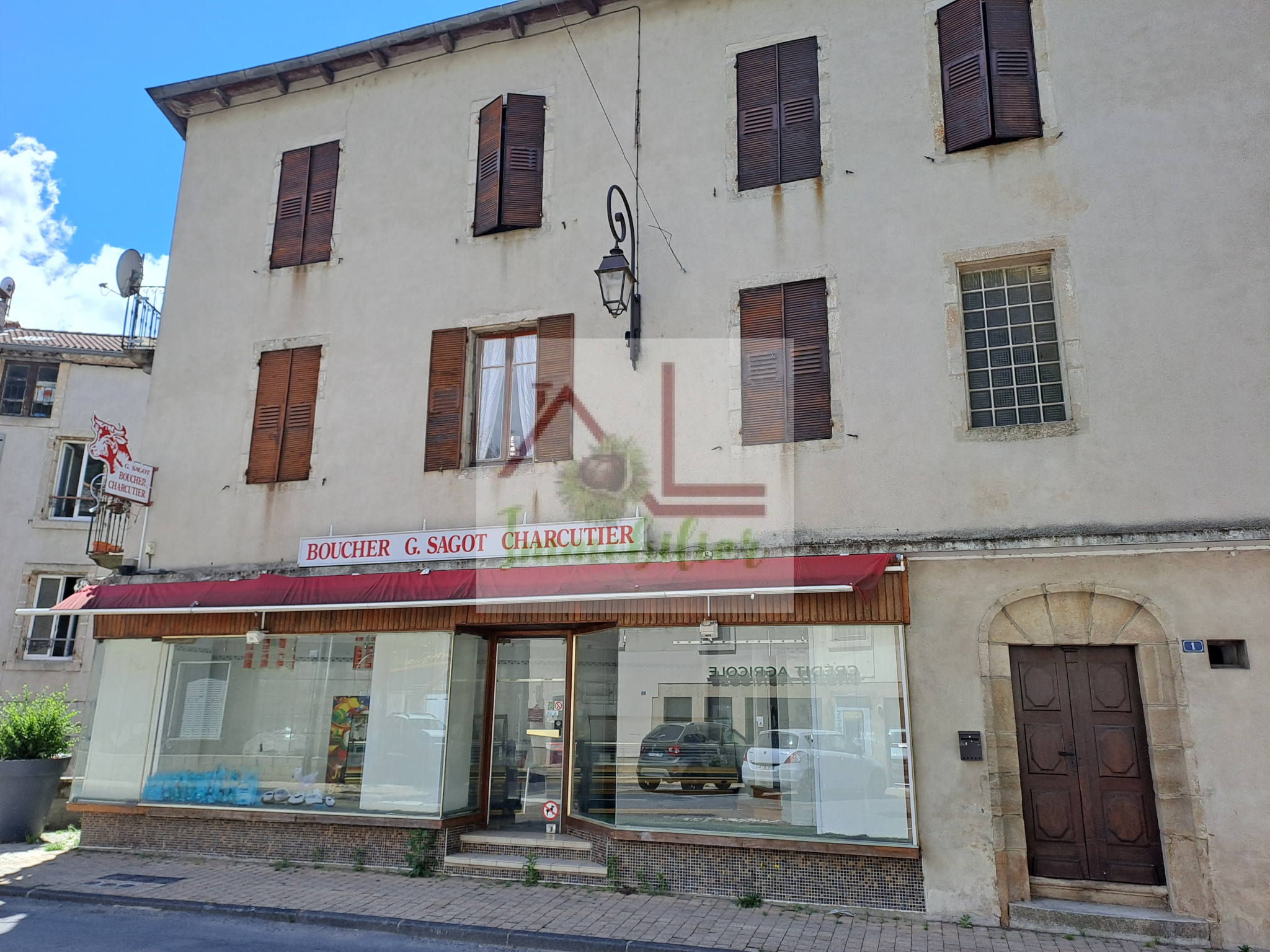 Immeuble avec local commercial et appartements