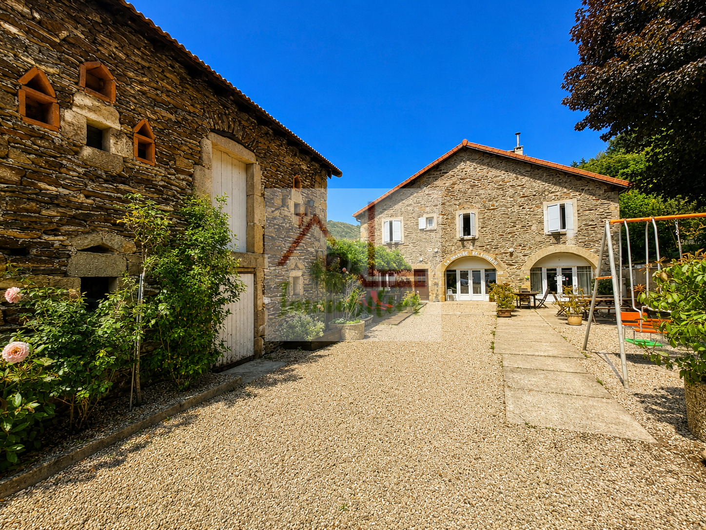 MAISON D'HABITATION AVEC GITES